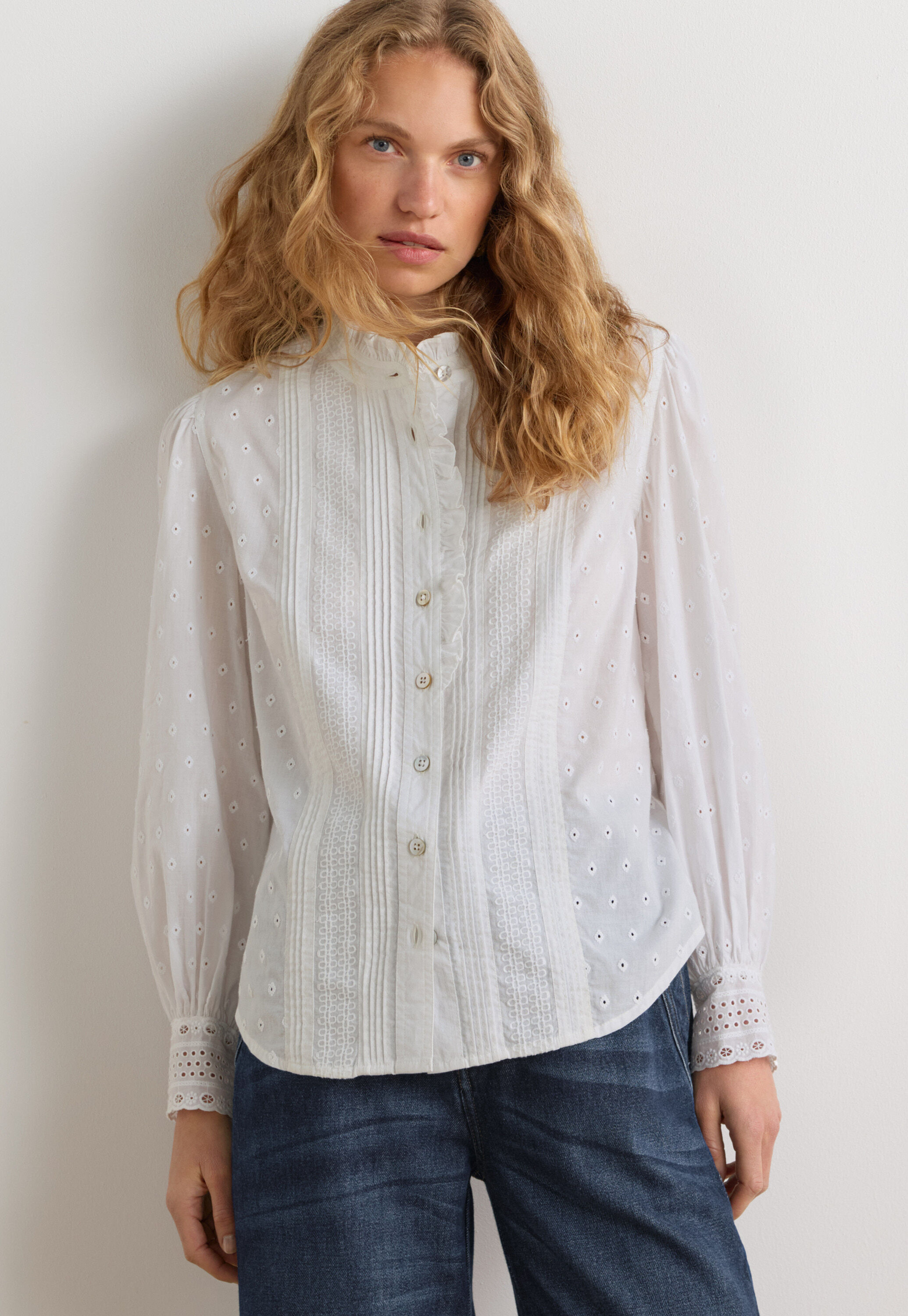 Broderie-Bluse mit R&uuml;schenkragen, Wei&szlig;, large